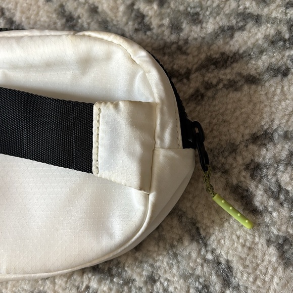 lululemon take it on belt bag - Picture 5 of 9